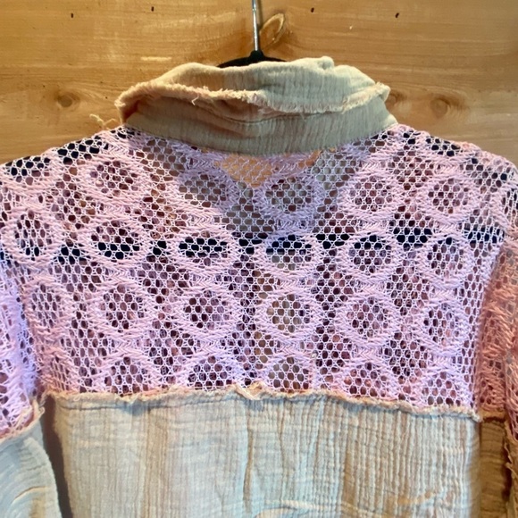 NWOT POL Loose Fit Button Down Long Sleeve Top w/Lace Detail, Peach&Pink, size L - Picture 4 of 10